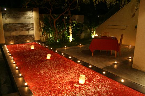 pool-side-romantic-dinner.jpg