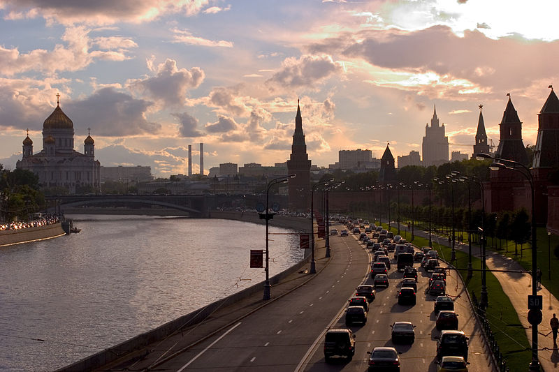 800px-Kremlevskaya_Naberezhnaja_Moscow.hires.jpg