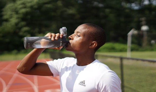 تناول المياه يوميا يقلل من احتمالية الإصابة بالضغط والجلطات