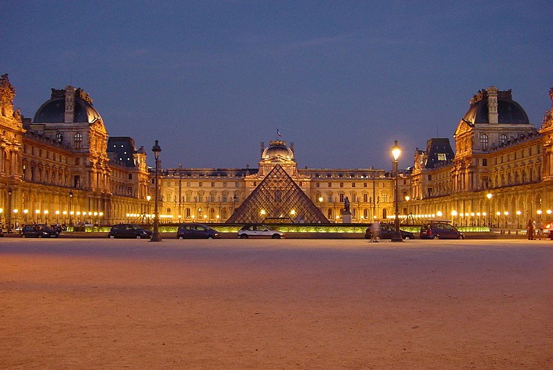 800px-Louvre_at_night_centered.jpg